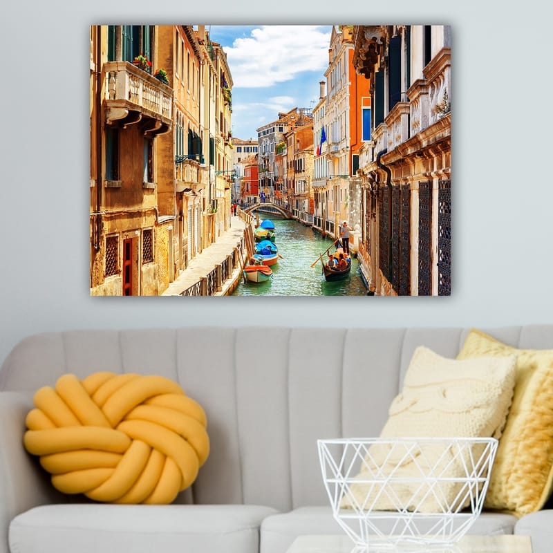 Lerretsbilde 70x100 cm - Pittoresk kanal i Venezia med fargerike bygninger og båter - Terrakotta / Blå / Grønn - Interiør - Maleri & posters - Lerretsbilder
