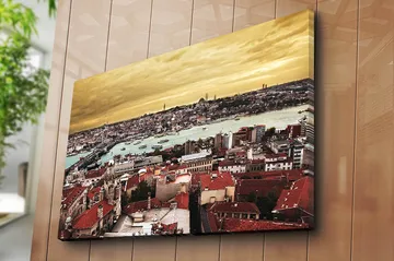 Lerretsbilde 70x100 cm - Panoramautsikt over Istanbul med tegltak og en glitrende vannoverflate - Rød / Turkis / Gull - Interiør - Maleri & posters - Lerretsbilder