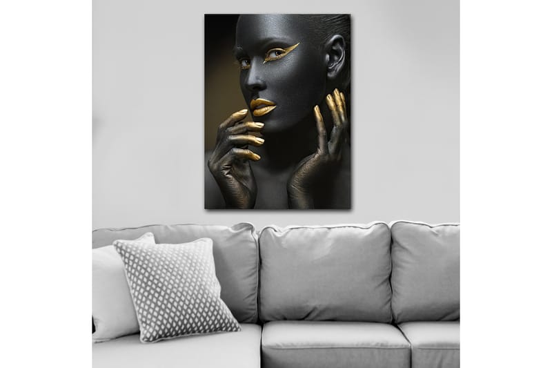Lerretsbilde 70x100 cm - Portrett av en kvinne med svart ansiktsmaling og gylne detaljer - Svart / Gull - Interiør - Maleri & posters - Lerretsbilder