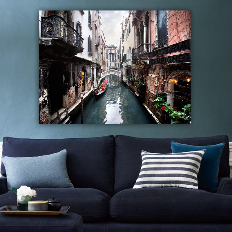 Lerretsbilde 70x100 cm - Pittoresk kanal i Venezia med gondoler og historiske bygninger - Mørk blå / Teglrød / Grønn - Interiør - Maleri & posters - Lerretsbilder