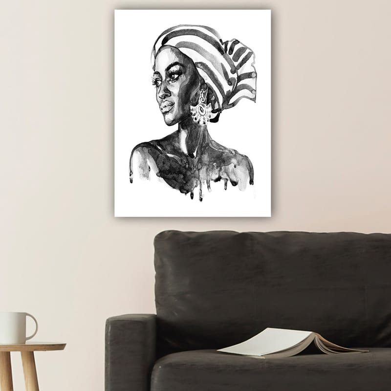 Lerretsbilde 70x100 cm - Portrett av en kvinne med mønstret hodeskjerf og elegante smykker - Svart / Hvit - Interiør - Maleri & posters - Lerretsbilder