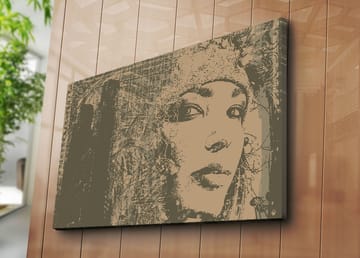 Lerretsbilde 70x100 cm - Portrett av en kvinne med et mystisk og uttrykksfullt blikk - Beige / Brun - Interiør - Maleri & posters - Lerretsbilder