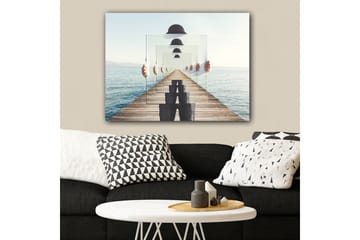 Lerretsbilde 70x100 cm - Person som holder opp flere gjennomsiktige paneler som skaper en illusjon av dybde og perspektiv på en brygge ved vannet - Blå / Svart / Hvit - Interiør - Maleri & posters - Lerretsbilder