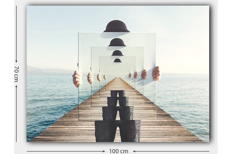 Lerretsbilde 70x100 cm - Person som holder opp flere gjennomsiktige paneler som skaper en illusjon av dybde og perspektiv på en brygge ved vannet - Blå / Svart / Hvit - Interiør - Maleri & posters - Lerretsbilder