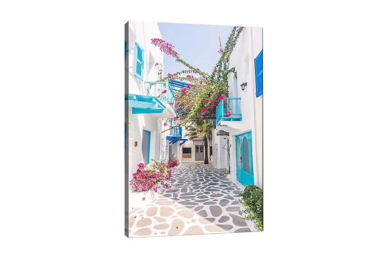 Lerretsbilde 70x100 cm - Pittoresk bakgate med hvite hus og fargerike blomster i middelhavsmiljø, Blå / Rosa / Hvit