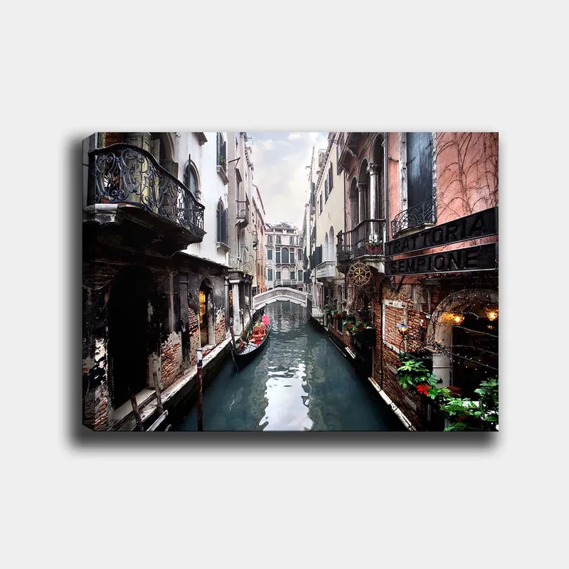 Lerretsbilde 70x100 cm - Pittoresk kanal i Venezia med gondoler og historiske bygninger, Mørk blå / Teglrød / Grønn