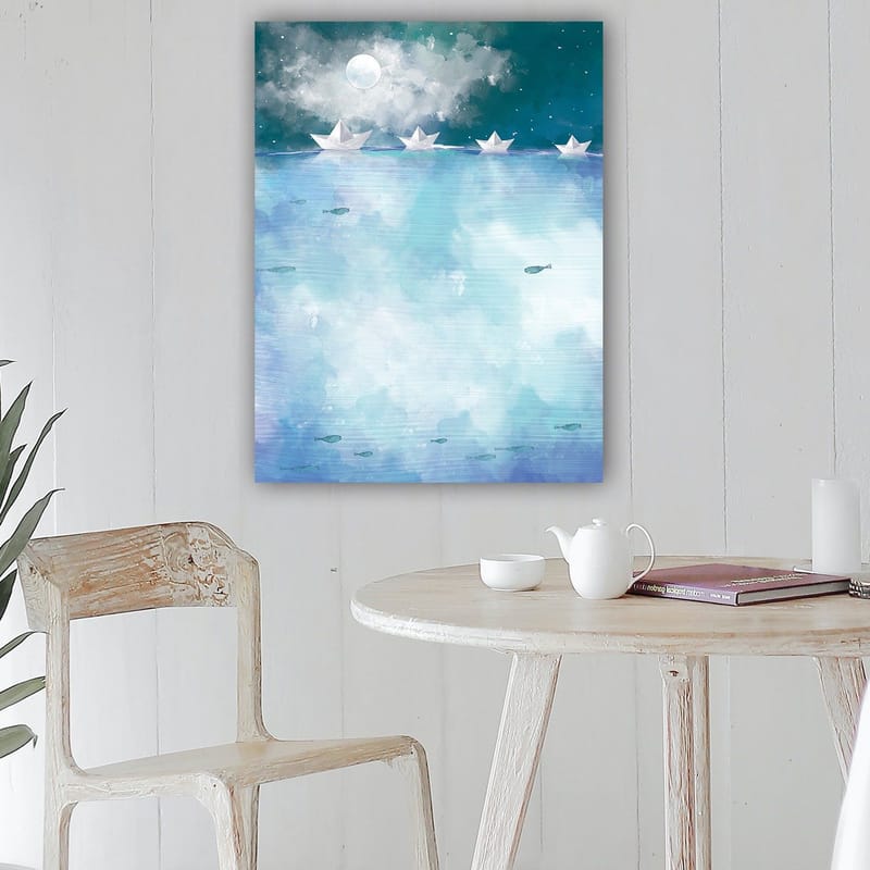 Lerretsbilde 70x100 cm - Papirbåter som seiler på en rolig, blå innsjø under en stjerneklar natt med en måne - Lys blå / Turkis / Hvit - Interiør - Maleri & posters - Lerretsbilder
