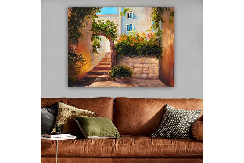 Lerretsbilde 70x100 cm - Pittoresk smug med trapper omgitt av grøntområder og blomster, Grønn / Beige / Oransje