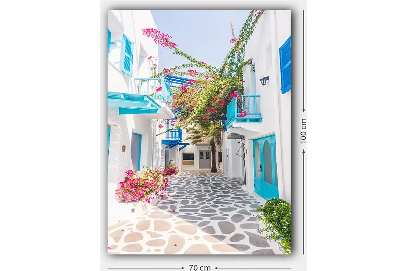 Lerretsbilde 70x100 cm - Pittoresk bakgate med hvite hus og fargerike blomster i middelhavsmiljø - Blå / Rosa / Hvit - Interiør - Maleri & posters - Lerretsbilder