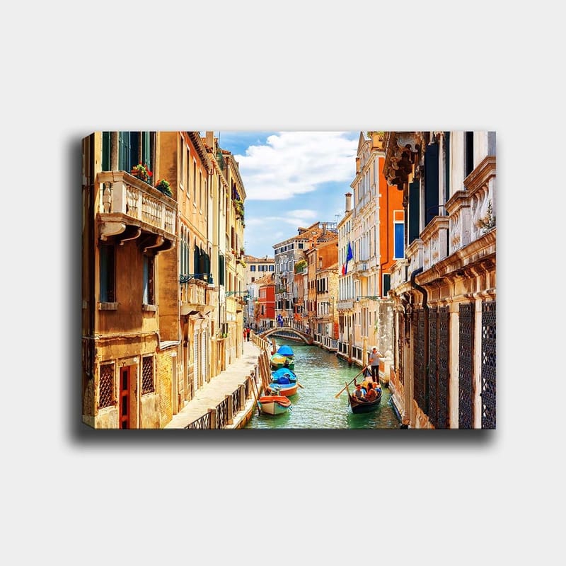 Lerretsbilde 70x100 cm - Pittoresk kanal i Venezia med fargerike bygninger og båter, Terrakotta / Blå / Grønn