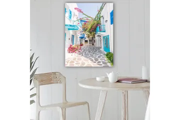 Lerretsbilde 70x100 cm - Pittoresk bakgate med hvite hus og fargerike blomster i middelhavsmiljø - Blå / Rosa / Hvit - Interiør - Maleri & posters - Lerretsbilder
