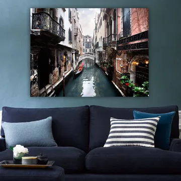 Lerretsbilde 70x100 cm - Pittoresk kanal i Venezia med gondoler og historiske bygninger - Mørk blå / Teglrød / Grønn - Interiør - Maleri & posters - Lerretsbilder