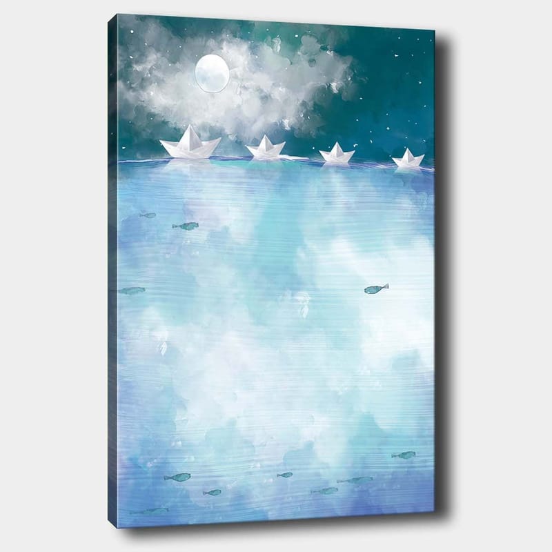 Lerretsbilde 70x100 cm - Papirbåter som seiler på en rolig, blå innsjø under en stjerneklar natt med en måne, Lys blå / Turkis / Hvit