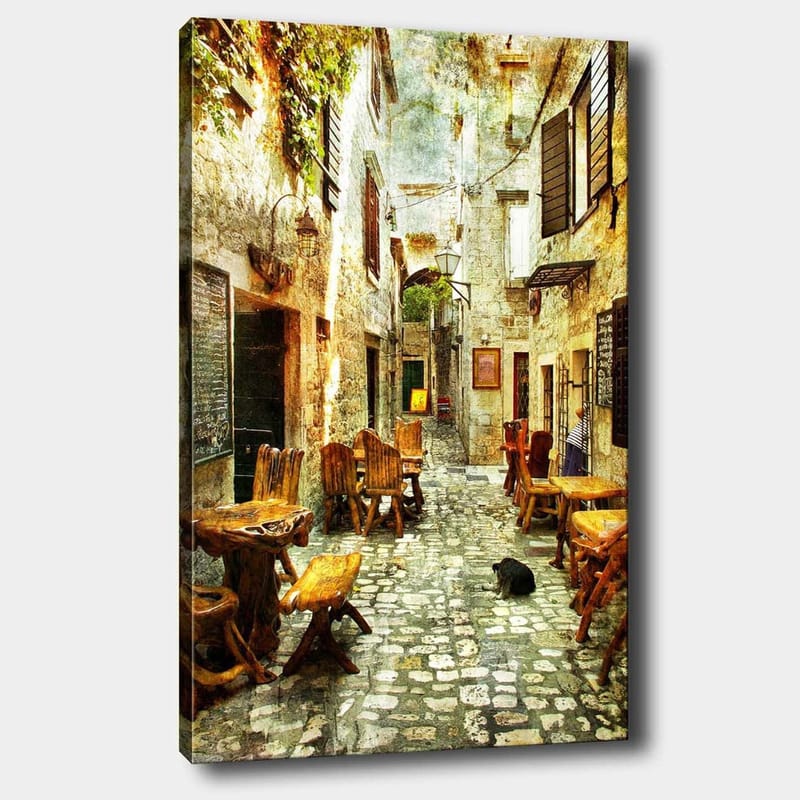 Lerretsbilde 70x100 cm - Pittoresk smug med trebord og stoler, omgitt av gamle steinhus, Brun / Grå / Grønn