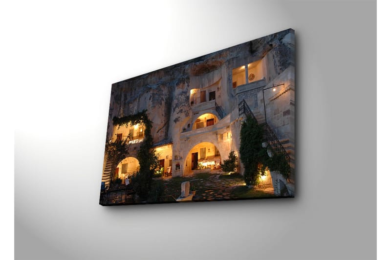 Lerretsbilde 70x45 cm - Atmosfærisk utsikt over en hulelignende bygning med belysning og grøntområder - Beige / Grønn / Mørk blå - Interiør - Maleri & posters - Lerretsbilder
