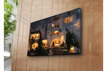 Lerretsbilde 70x45 cm - Atmosfærisk utsikt over en hulelignende bygning med belysning og grøntområder - Beige / Grønn / Mørk blå - Interiør - Maleri & posters - Lerretsbilder