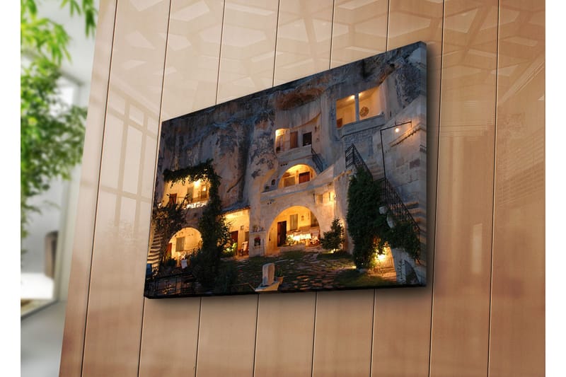 Lerretsbilde 70x45 cm - Atmosfærisk utsikt over en hulelignende bygning med belysning og grøntområder - Beige / Grønn / Mørk blå - Interiør - Maleri & posters - Lerretsbilder