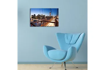 Lerretsbilde 70x45 cm - Bysilhuett med bro og lysspill i skumringen - Mørk blå / Oransje / Svart - Interiør - Maleri & posters - Lerretsbilder