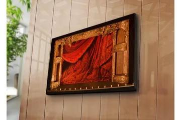 Lerretsbilde 70x45 cm - Dramatisk rød draperi med ornamenterte detaljer - Rød / Gull - Interiør - Maleri & posters - Lerretsbilder