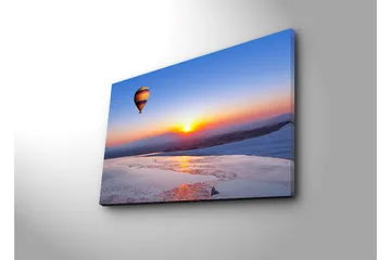 Lerretsbilde 70x45 cm - Fargerik varmluftsballong som svever over en soloppgang i horisonten - Blå / Oransje / Gul - Interiør - Maleri & posters - Lerretsbilder