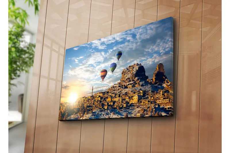 Lerretsbilde 70x45 cm - Fargerike varmluftsballonger svever over en pittoresk fjellandsby ved soloppgang - Gull / Blå / Oransje - Interiør - Maleri & posters - Lerretsbilder