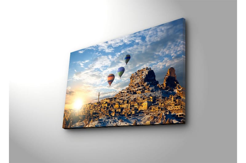 Lerretsbilde 70x45 cm - Fargerike varmluftsballonger svever over en pittoresk fjellandsby ved soloppgang - Gull / Blå / Oransje - Interiør - Maleri & posters - Lerretsbilder