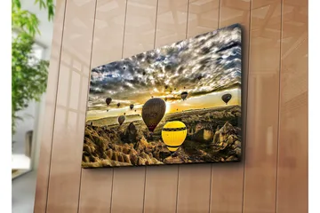 Lerretsbilde 70x45 cm - Flere fargerike varmluftsballonger svever over et dramatisk landskap ved solnedgang - Gul / Grå / Brun - Interiør - Maleri & posters - Lerretsbilder