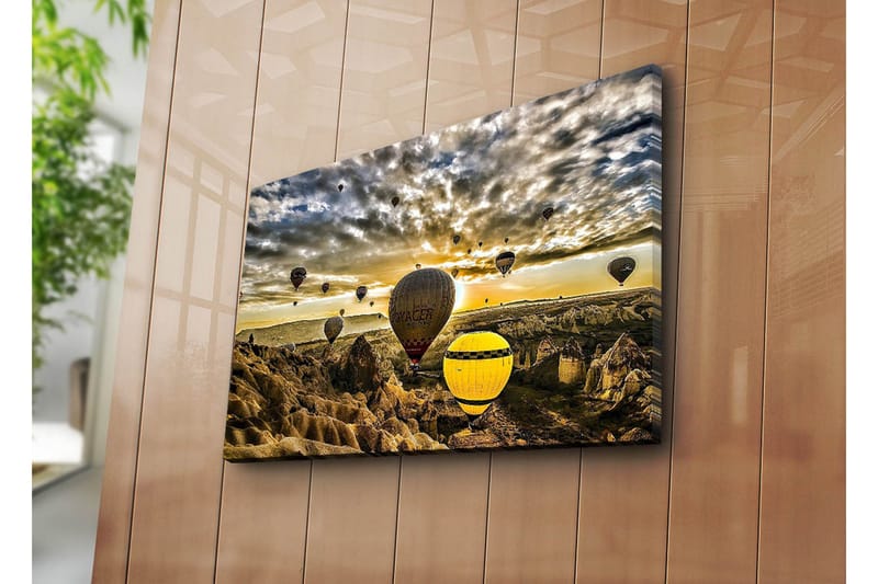 Lerretsbilde 70x45 cm - Flere fargerike varmluftsballonger svever over et dramatisk landskap ved solnedgang - Gul / Grå / Brun - Interiør - Maleri & posters - Lerretsbilder