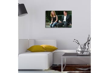 Lerretsbilde 70x45 cm - Gledelig samhandling mellom to personer på en benk - Grønn / Svart / Beige - Interiør - Maleri & posters - Lerretsbilder