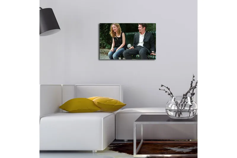 Lerretsbilde 70x45 cm - Gledelig samhandling mellom to personer på en benk - Grønn / Svart / Beige - Interiør - Maleri & posters - Lerretsbilder