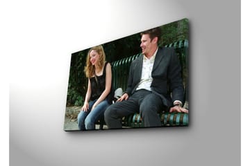 Lerretsbilde 70x45 cm - Gledelig samhandling mellom to personer på en benk - Grønn / Svart / Beige - Interiør - Maleri & posters - Lerretsbilder