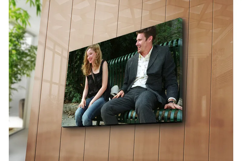 Lerretsbilde 70x45 cm - Gledelig samhandling mellom to personer på en benk - Grønn / Svart / Beige - Interiør - Maleri & posters - Lerretsbilder