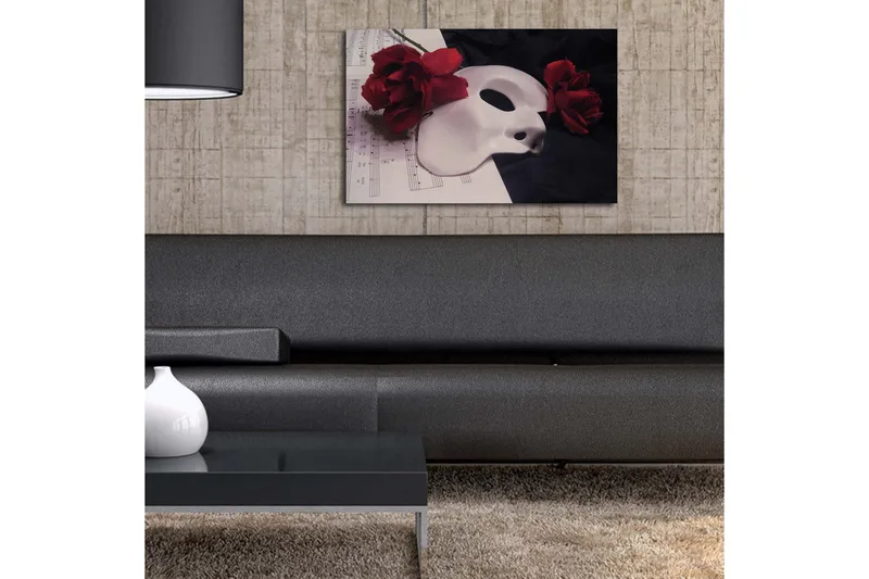 Lerretsbilde 70x45 cm - Hvit maske omgitt av røde roser - Hvit / Rød / Svart - Interiør - Maleri & posters - Lerretsbilder