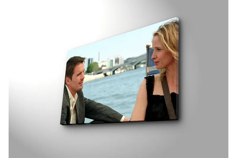 Lerretsbilde 70x45 cm - Intim samtale mellom to personer ved vannet - Hudtone / Svart / Blå - Interiør - Maleri & posters - Lerretsbilder