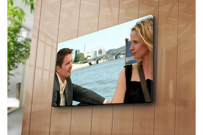 Lerretsbilde 70x45 cm - Intim samtale mellom to personer ved vannet - Hudtone / Svart / Blå - Interiør - Maleri & posters - Lerretsbilder