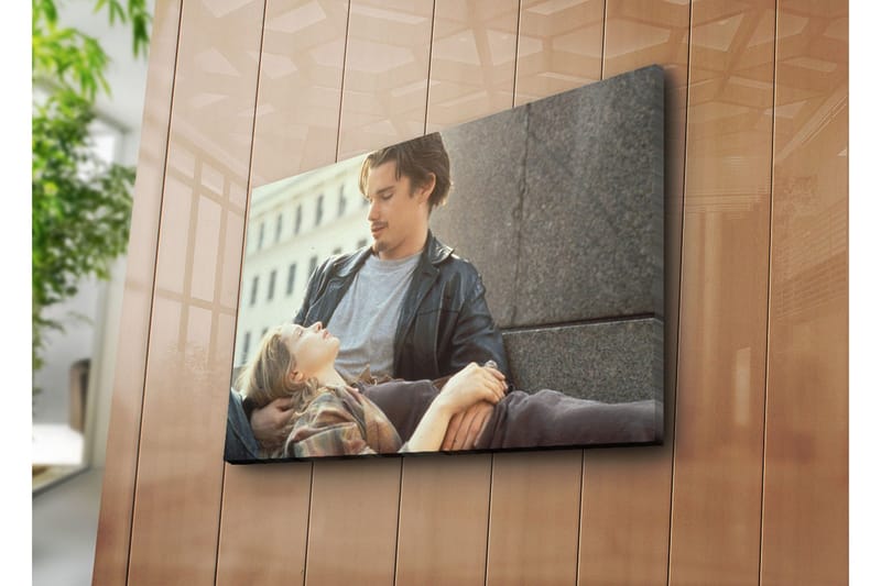 Lerretsbilde 70x45 cm - Intimt øyeblikk mellom to personer i et urbant miljø - Grå / Beige / Svart - Interiør - Maleri & posters - Lerretsbilder