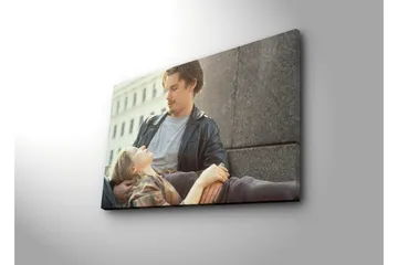 Lerretsbilde 70x45 cm - Intimt øyeblikk mellom to personer i et urbant miljø - Grå / Beige / Svart - Interiør - Maleri & posters - Lerretsbilder