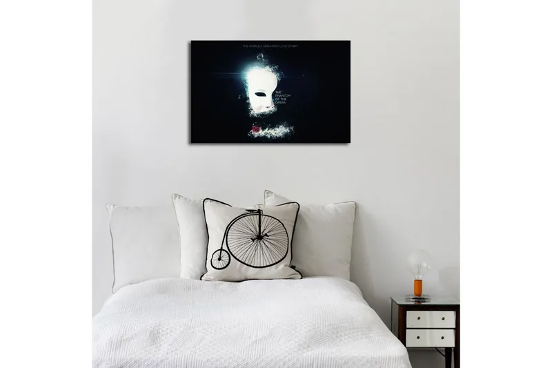 Lerretsbilde 70x45 cm - Maske med dramatisk belysning og en rose i bakgrunnen - Svart / Hvit / Rød - Interiør - Maleri & posters - Lerretsbilder