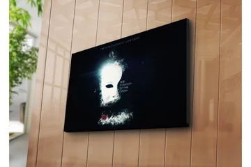 Lerretsbilde 70x45 cm - Maske med dramatisk belysning og en rose i bakgrunnen - Svart / Hvit / Rød - Interiør - Maleri & posters - Lerretsbilder