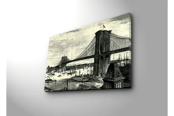 Lerretsbilde 70x45 cm - Oversikt over bro med bysilhuett og båter i vannet - Svart / Grå / Hvit - Interiør - Maleri & posters - Lerretsbilder