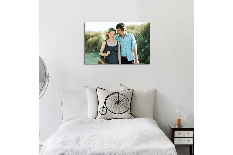 Lerretsbilde 70x45 cm - Romantisk øyeblikk mellom to personer på tur - Blå / Beige / Grønn - Interiør - Maleri & posters - Lerretsbilder