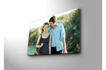 Lerretsbilde 70x45 cm - Romantisk øyeblikk mellom to personer på tur - Blå / Beige / Grønn - Interiør - Maleri & posters - Lerretsbilder