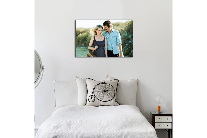 Lerretsbilde 70x45 cm - Romantisk øyeblikk mellom to personer på tur - Blå / Beige / Grønn - Interiør - Maleri & posters - Lerretsbilder