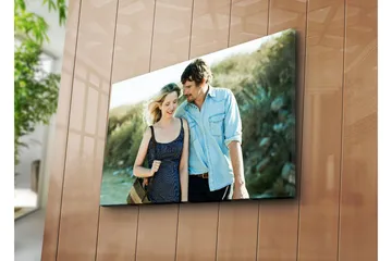 Lerretsbilde 70x45 cm - Romantisk øyeblikk mellom to personer på tur - Blå / Beige / Grønn - Interiør - Maleri & posters - Lerretsbilder