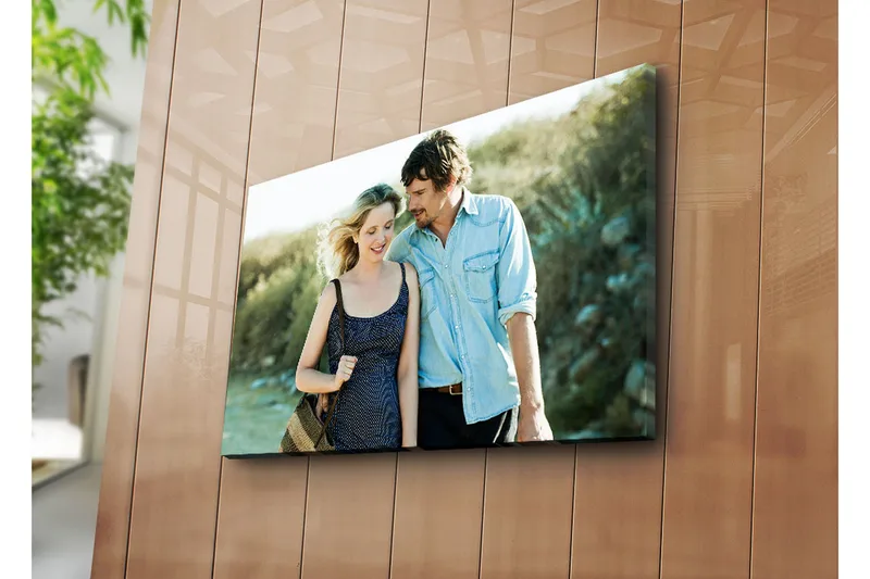 Lerretsbilde 70x45 cm - Romantisk øyeblikk mellom to personer på tur - Blå / Beige / Grønn - Interiør - Maleri & posters - Lerretsbilder