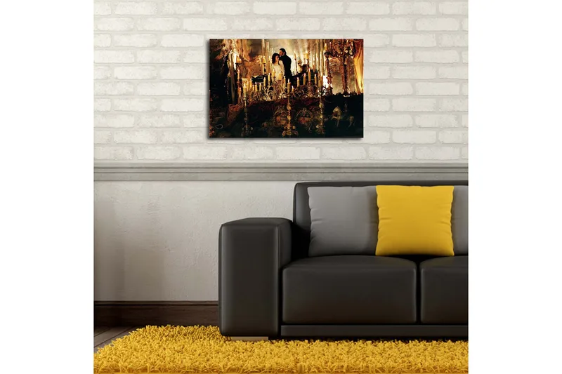 Lerretsbilde 70x45 cm - Romantisk scene med et par i storslåtte omgivelser omgitt av lys og dekorasjoner - Gull / Svart / Beige - Interiør - Maleri & posters - Lerretsbilder