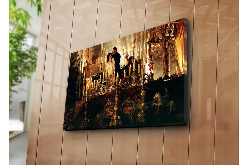 Lerretsbilde 70x45 cm - Romantisk scene med et par i storslåtte omgivelser omgitt av lys og dekorasjoner - Gull / Svart / Beige - Interiør - Maleri & posters - Lerretsbilder