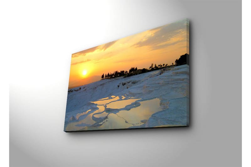 Lerretsbilde 70x45 cm - Solnedgang over snødekte landskap og mineralrike kilder - Gull / Hvit / Blå - Interiør - Maleri & posters - Lerretsbilder