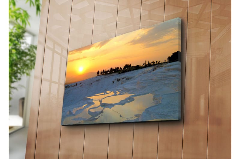 Lerretsbilde 70x45 cm - Solnedgang over snødekte landskap og mineralrike kilder - Gull / Hvit / Blå - Interiør - Maleri & posters - Lerretsbilder