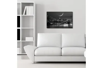 Lerretsbilde 70x45 cm - Svart-hvitt bybilde med en bro og en halvmåne over skyline - Svart / Hvit / Grå - Interiør - Maleri & posters - Lerretsbilder